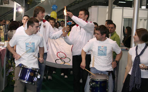 Nikola Jovovic i Dusan Petkovic nose Olimpijsku baklju